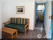 Kleine Wohnküche mit Küchenzeile und Couch